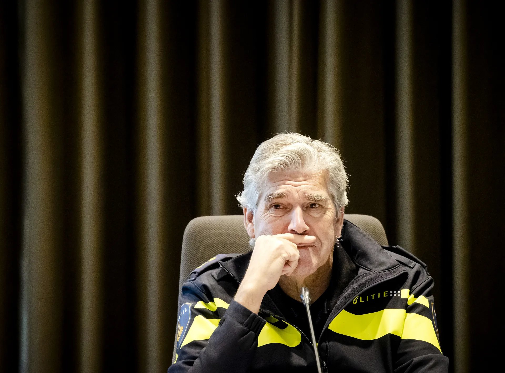 Het houdt niet op, niet vanzelf: ontslag dreigt voor racistische