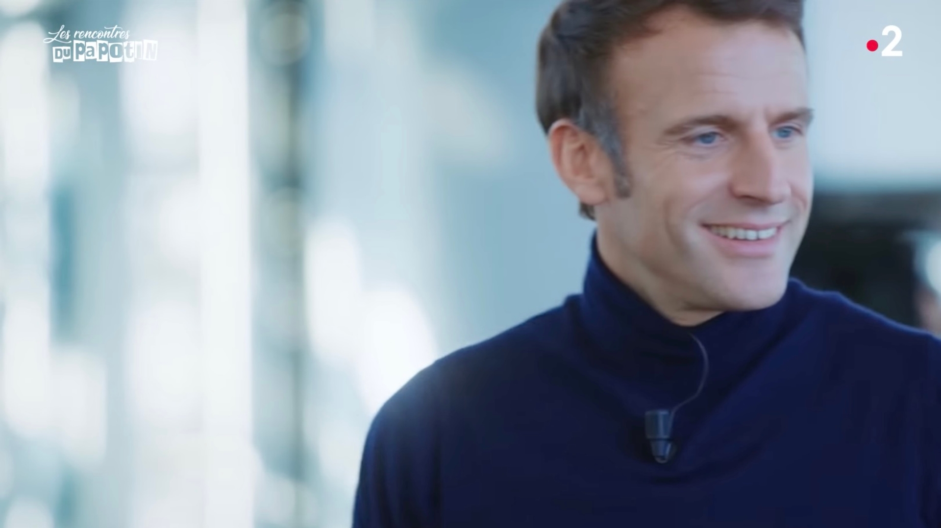 Afbeelding van Timide interviewer wijst president Macron terecht over zijn huwelijk