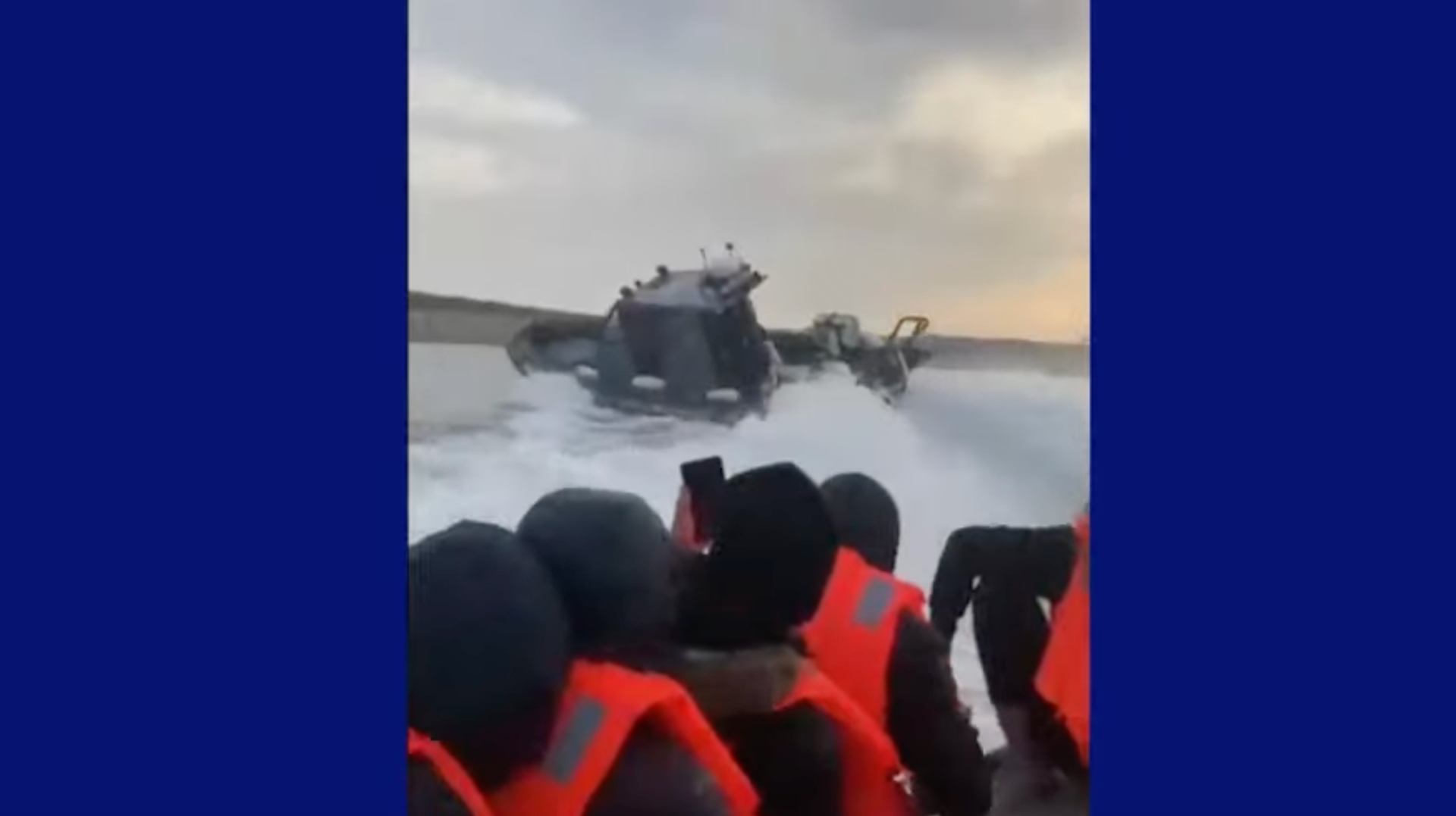 Afbeelding van Franse kustwacht brengt migrantenlevens moedwillig in gevaar, gefinancierd door de Britse overheid