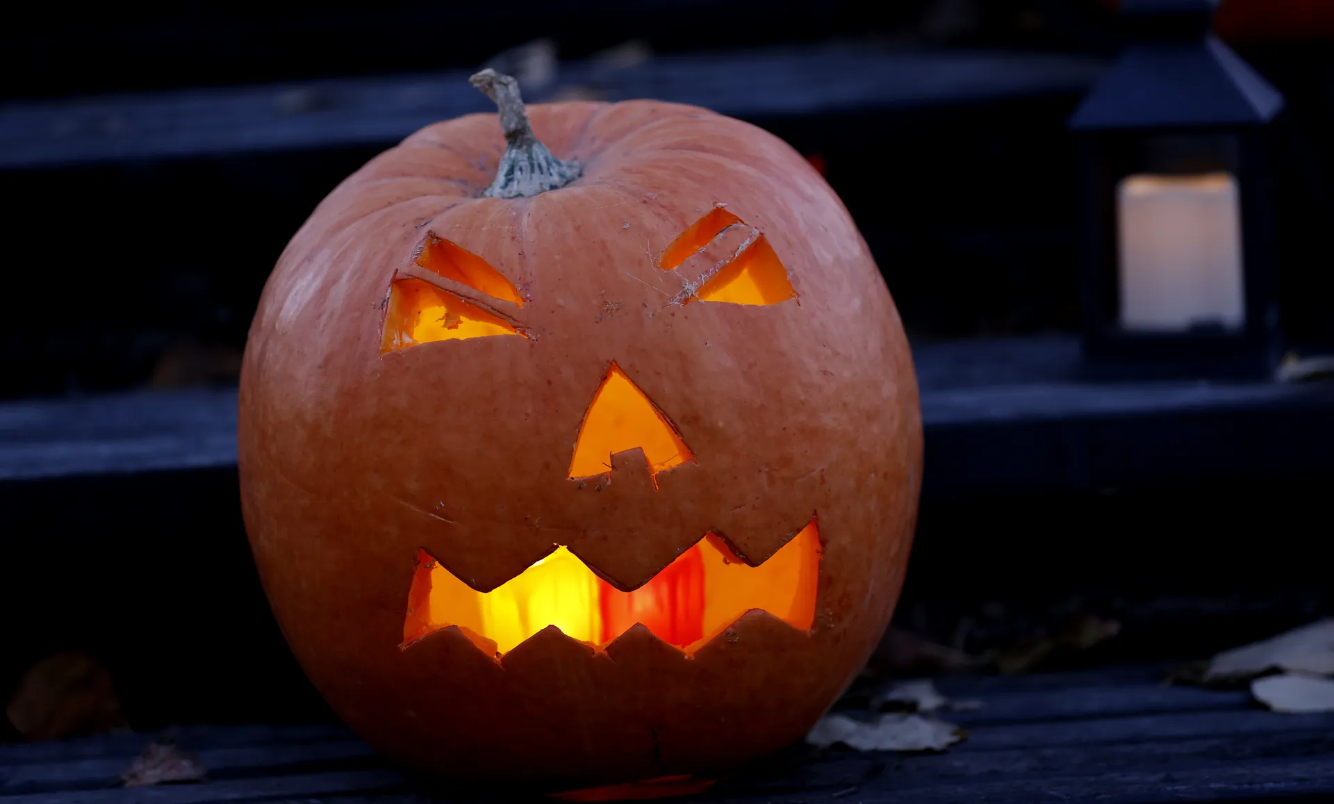 Geradicaliseerde christenen terroriseren Halloween-vierders met vuurwerkbom, ingegooide ramen en dod