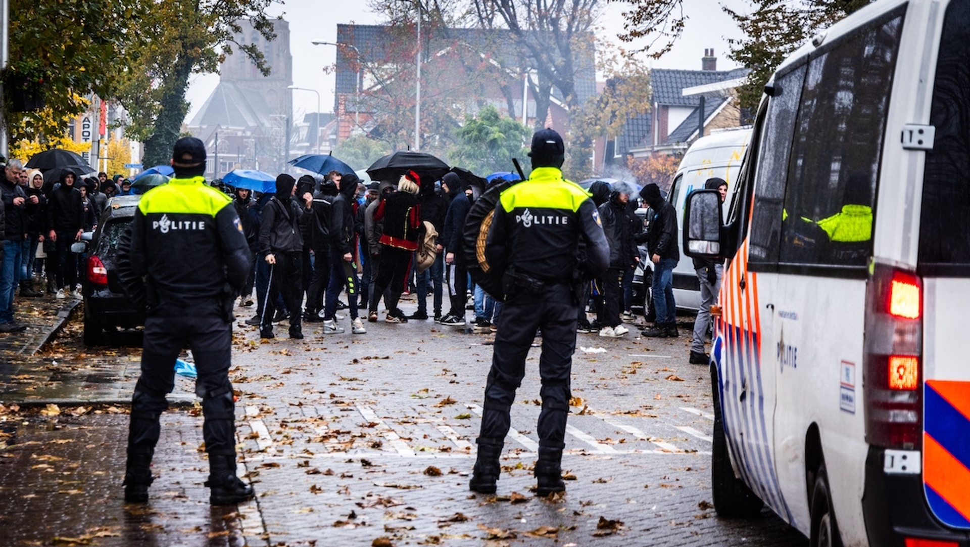 Afbeelding van Racisten belagen vreedzame KOZP-demonstranten in De Lier, ME komt in actie tijdens kinderfeest