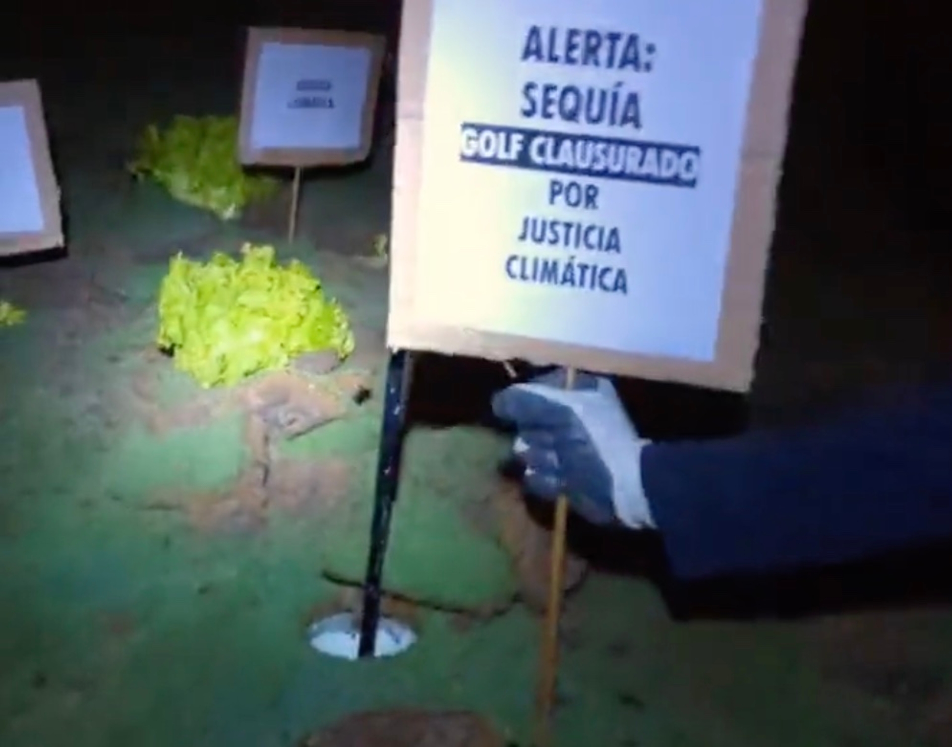 Afbeelding van Extinction Rebellion maakt Spaanse golfbanen onklaar uit protest tegen exorbitant waterverbruik