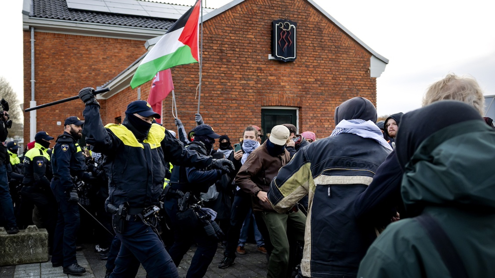 Afbeelding van De bezoekers aan de NEDS Wapenbeurs in Rotterdam hadden gelijk en de demonstranten óók