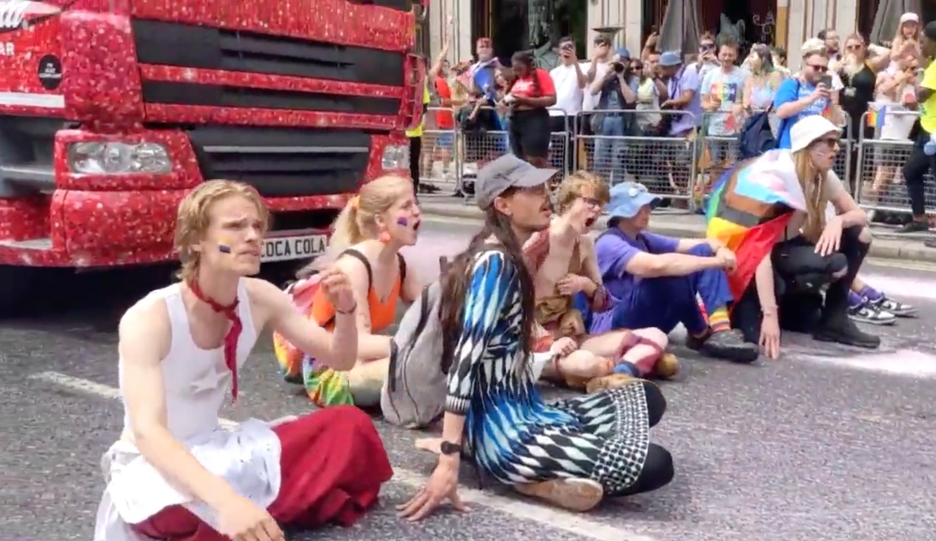 Afbeelding van Klimaatactivisten Just Stop Oil blokkeren Londense Pride als protest tegen sponsoring door extreem vervuilende industrie