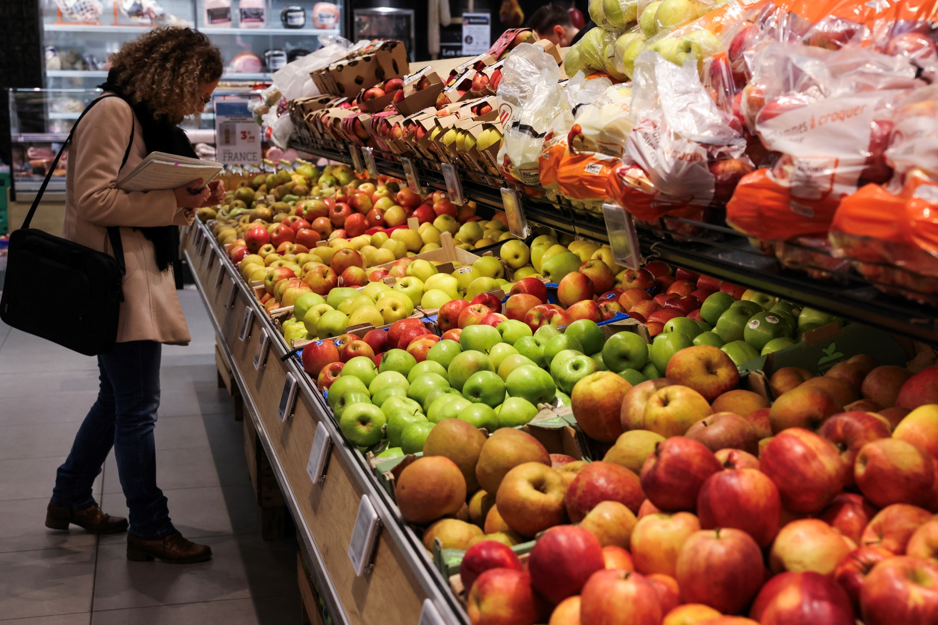 Lavare la frutta non aiuta a combattere le tossine agricole, l'unico trattamento è sbucciarla – Giobbe