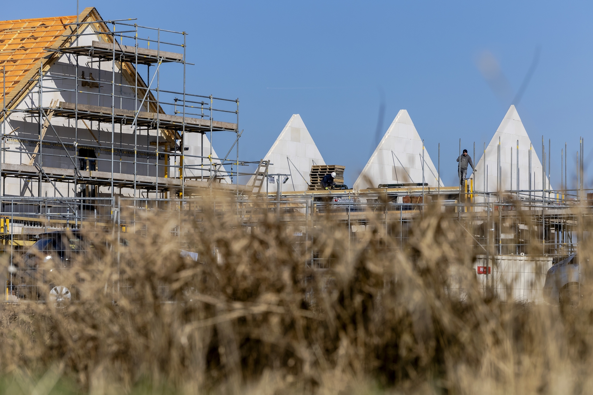 Afbeelding van Gemeentes en corporaties saboteren het bouwen van noodwoningen voor urgente gevallen