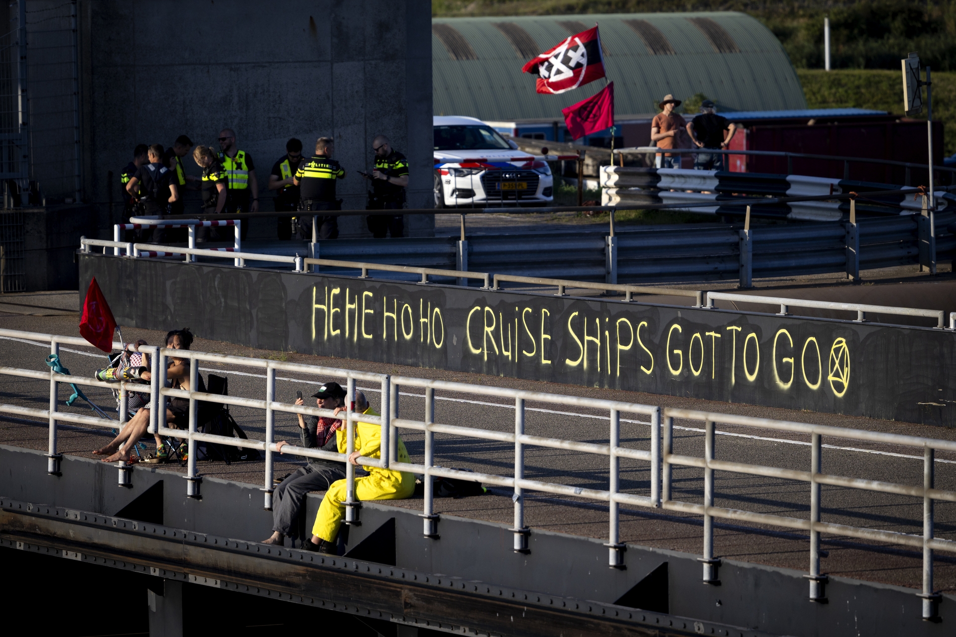 Afbeelding van Extinction Rebellion blokkeert opnieuw klimaatverwoestende cruiseschepen bij IJmuiden