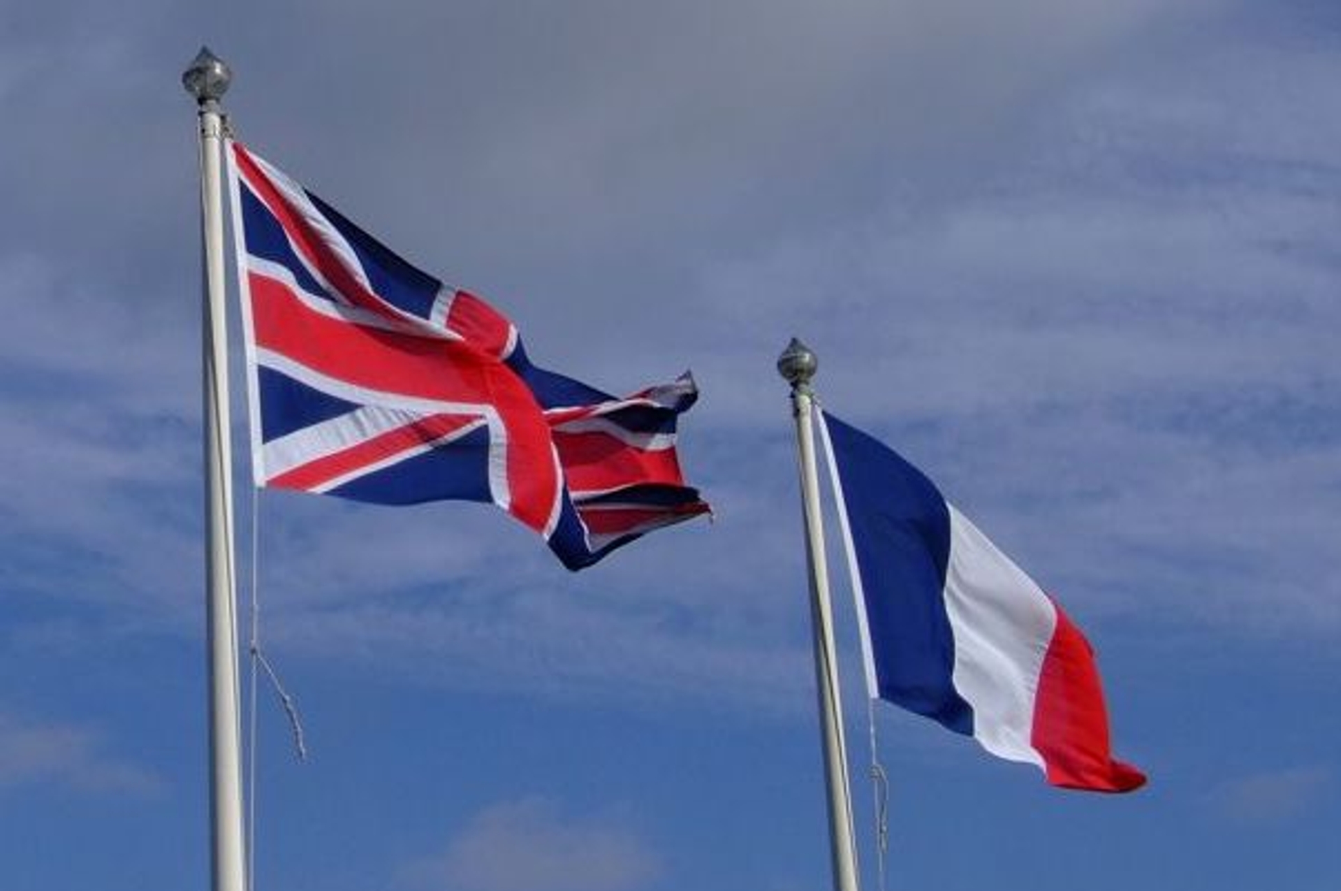 Afbeelding van Franse burgemeesters weigeren vlag halfstok te hangen voor Queen Elizabeth