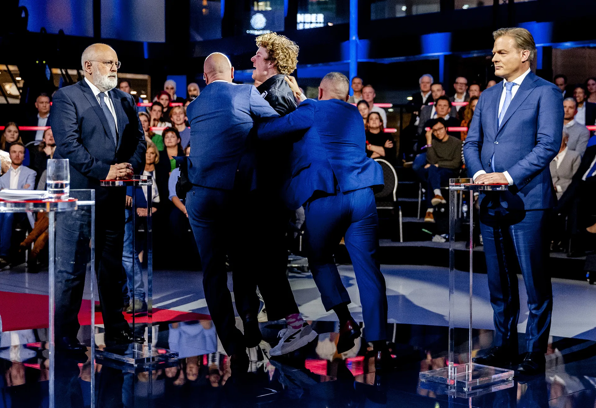 Lijsttrekker van jongerenpartij LEF die dinsdag debat onderbrak zit nog steeds vast 'Buiten