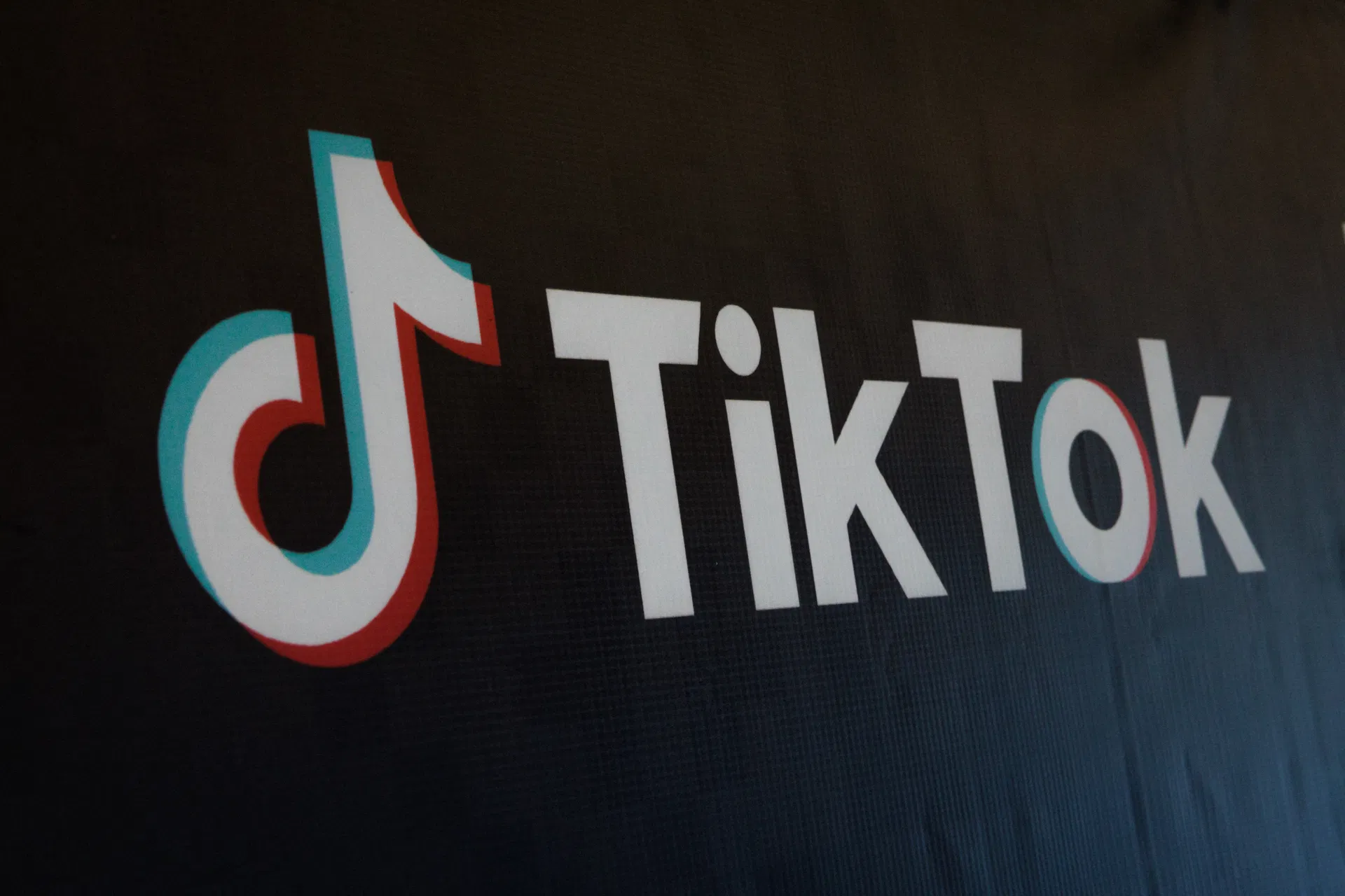 Afbeelding van TikTok ontslaat Nederlandse moderators en brengt daarmee kinderen in gevaar