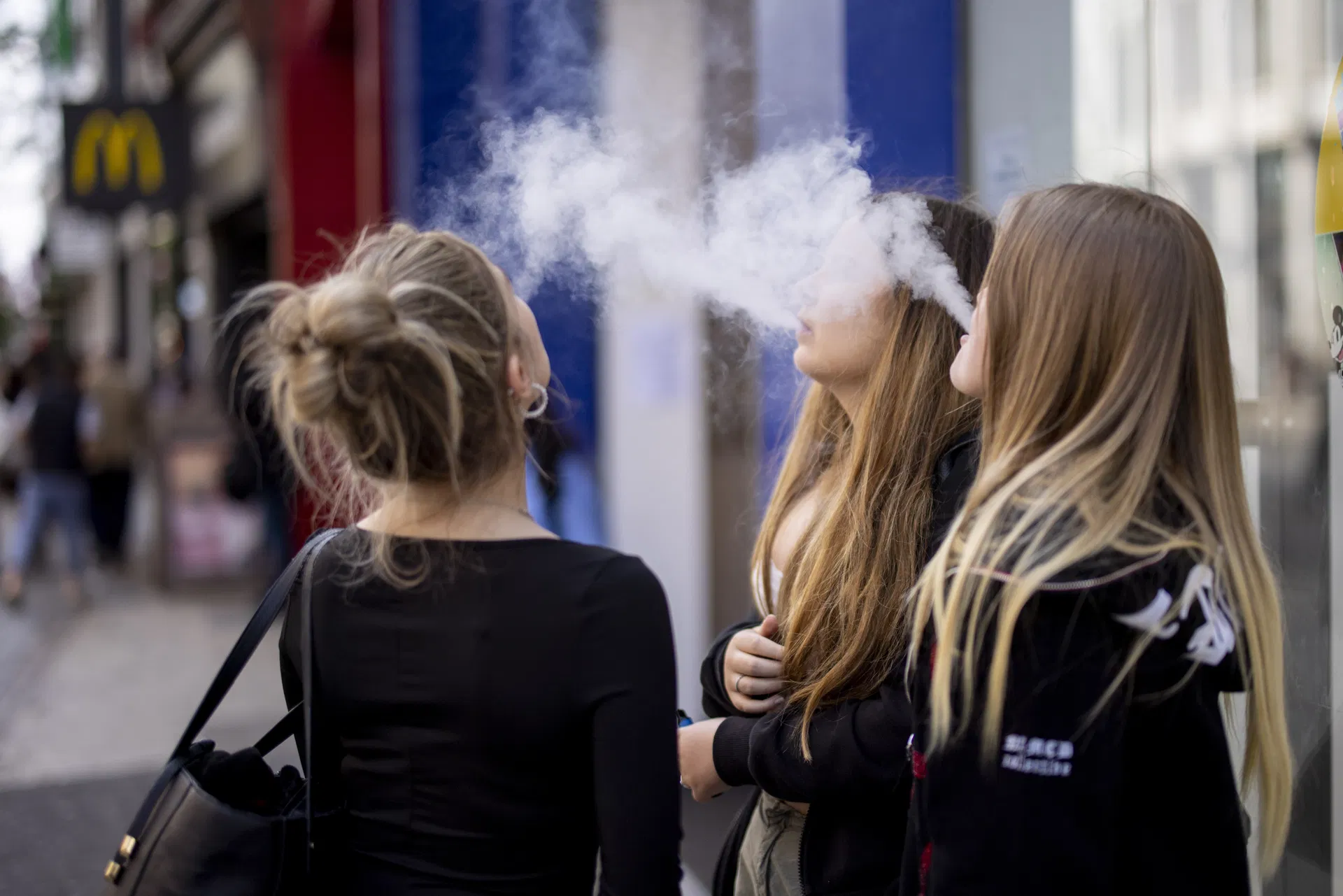 Afbeelding van Dodelijke tabaksindustrie heeft met vapes hele nieuwe generatie jonge nicotineverslaafden binnengehengeld