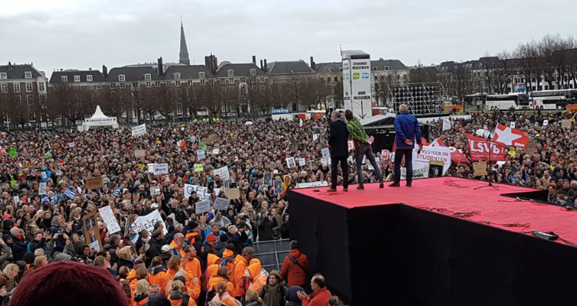 Afbeelding van Onderwijsstaking brengt 40.000 docenten bijeen op Malieveld