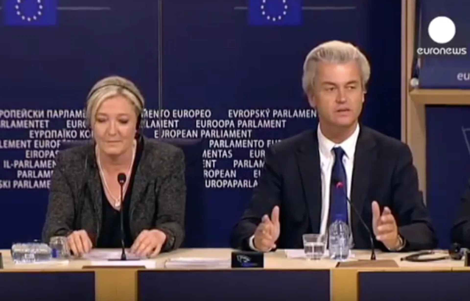 De benarde veste van de democratie: Falende elites of een revolte van