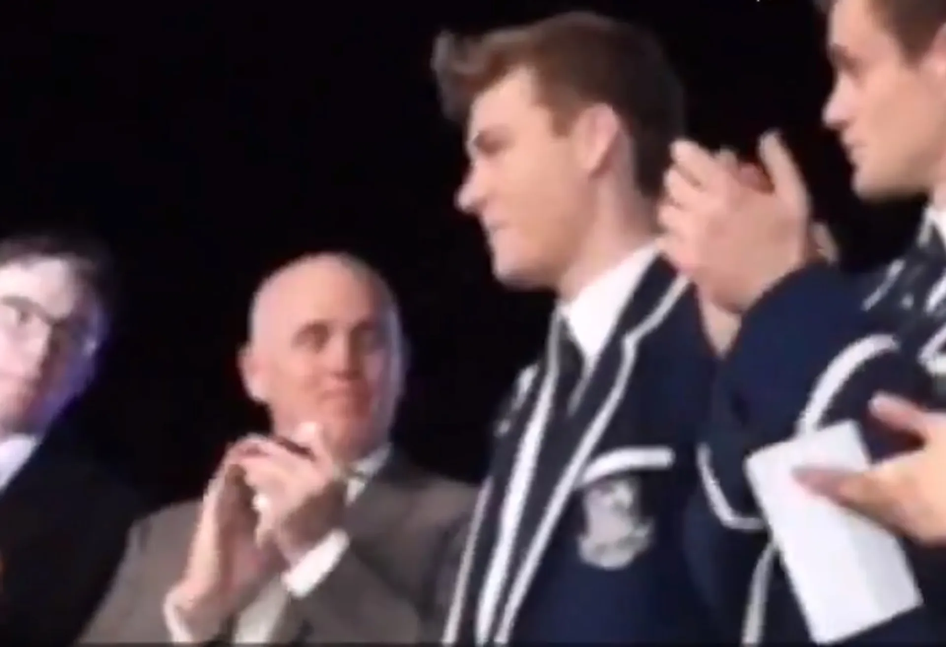 Afbeelding van Kijk nou: student op katholieke eliteschool komt uit de kast voor volle zaal