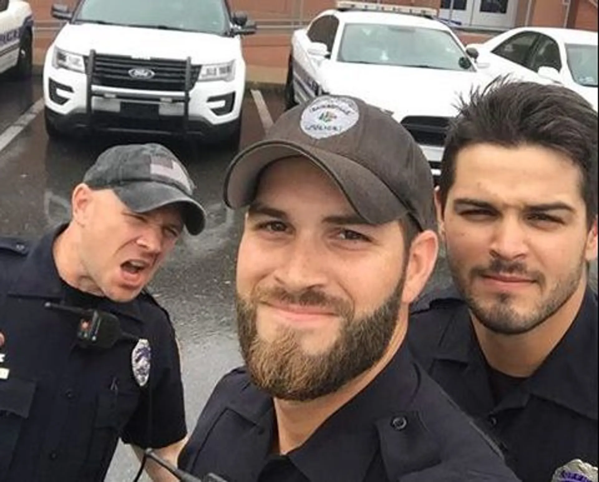 Afbeelding van 'Hot cop' uit Florida wiens selfie de wereld over ging, blijkt antisemiet