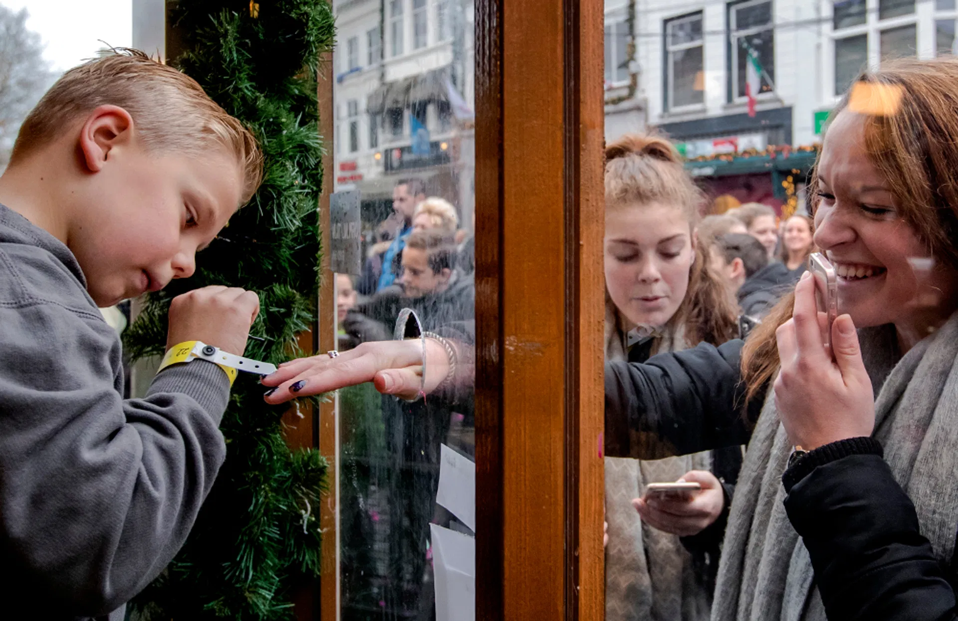 Afbeelding van Tijn lakt nagels, opent harten en portemonnees