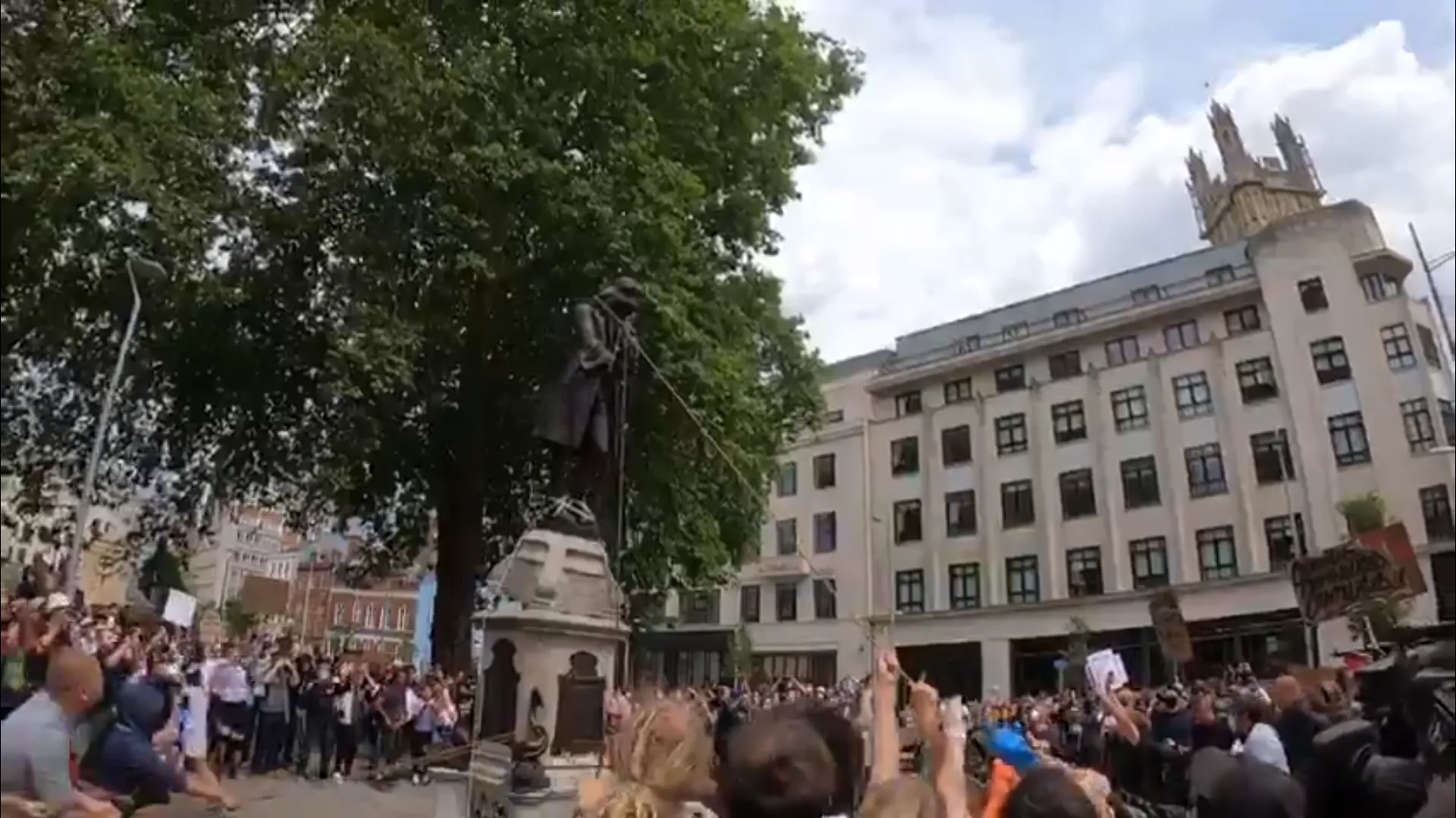 Afbeelding van Demonstranten trekken standbeeld slavenhandelaar omver