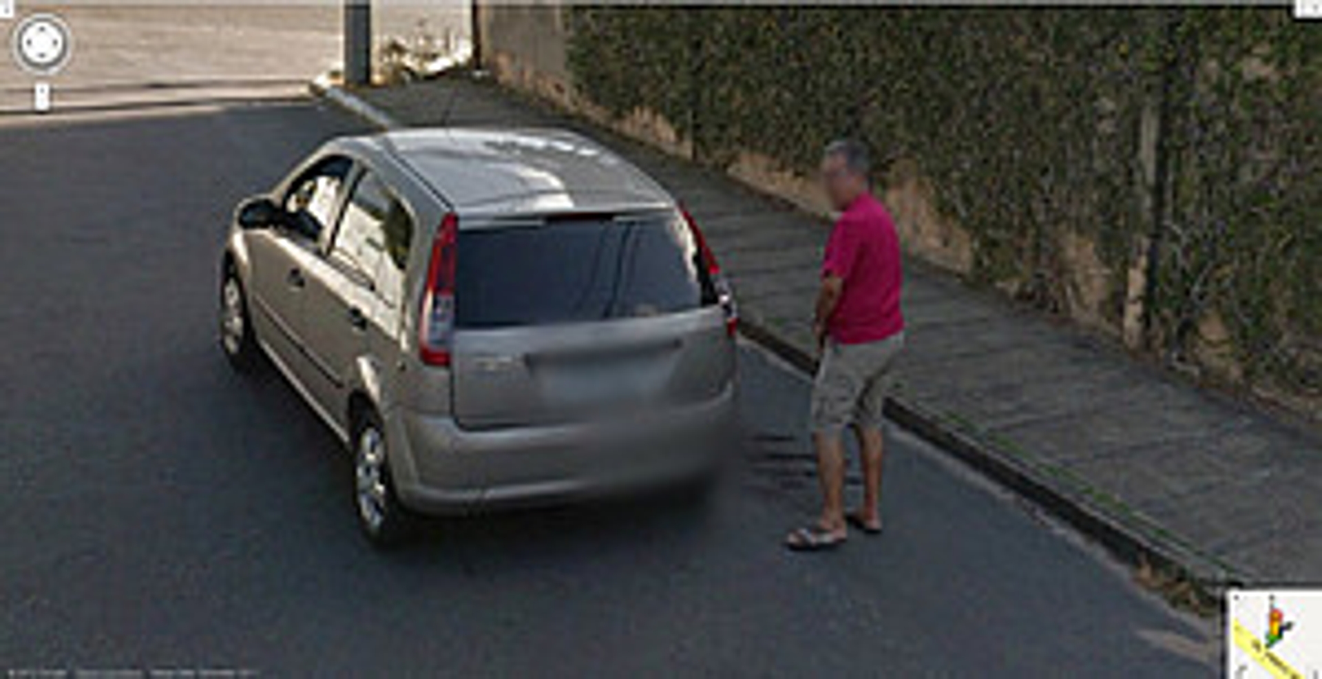 RTEmagicC_google-street-view-man-pee-brasil.jpg