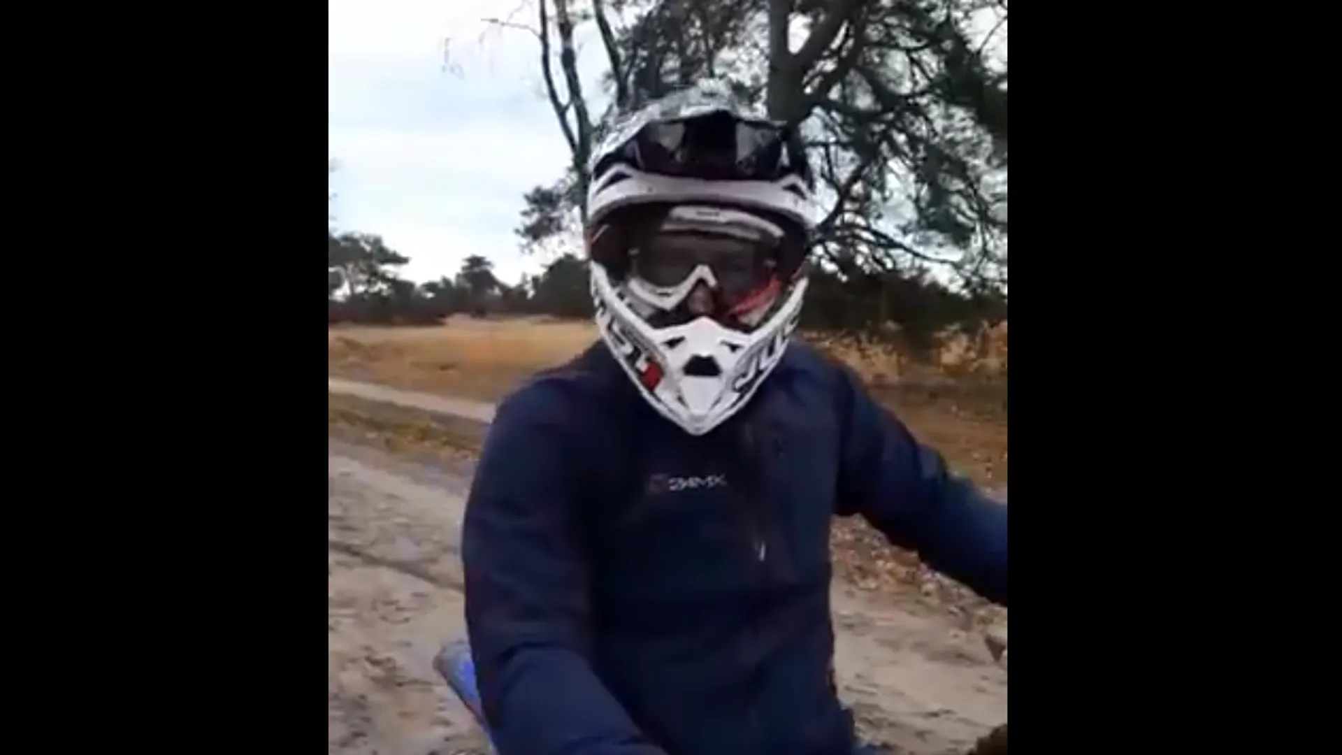 Afbeelding van Agressieve motorcrosser slaat mobiel uit handen wandelaar