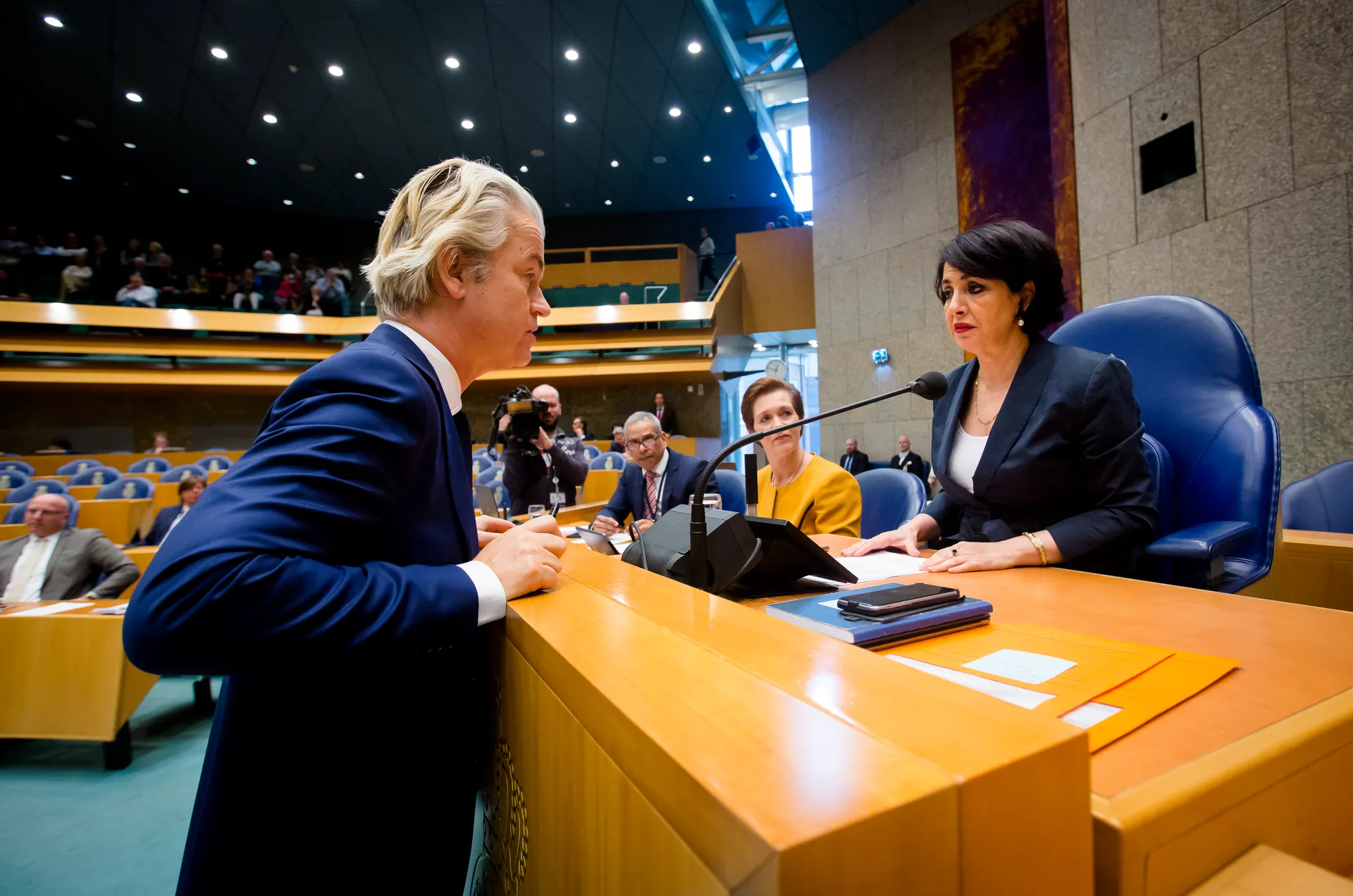 Zo gaat Kamervoorzitter Khadija Arib met Geert Wilders om - Joop - BNNVARA