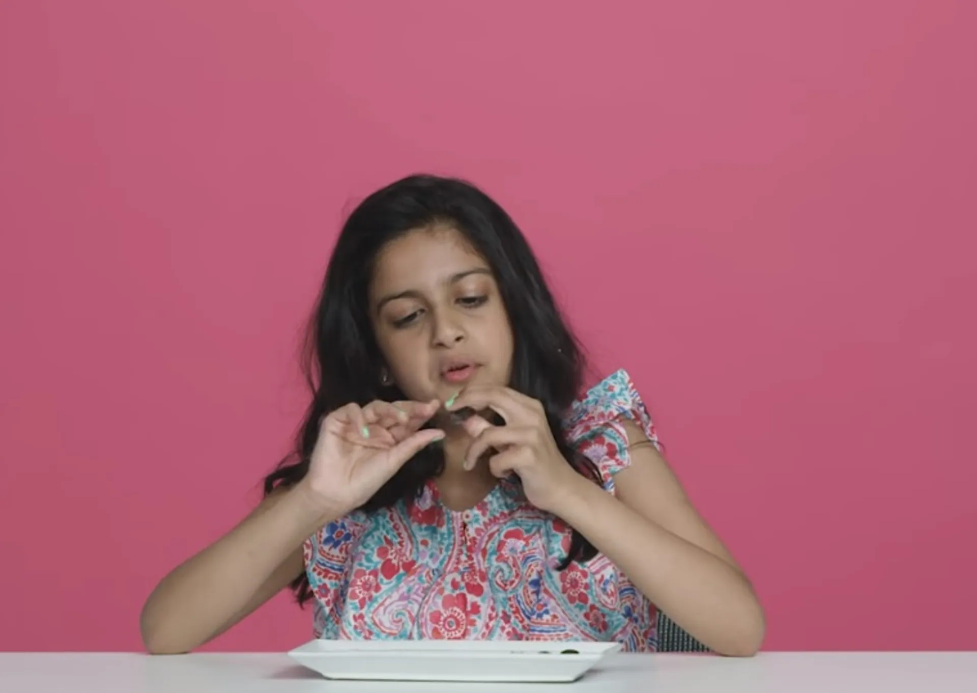 Afbeelding van Hilarisch: kinderen uit andere landen proeven Nederlandse zoetigheden