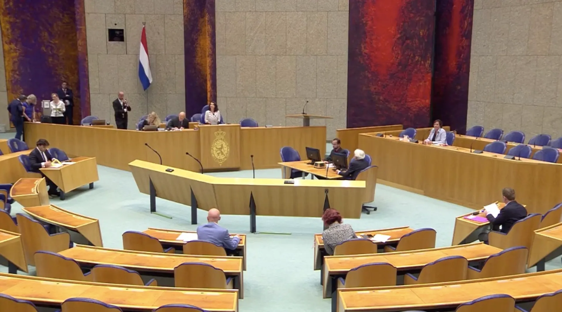 Afbeelding van Amateur-nationalisme: hoe slecht de vlag er in de Kamer bij hangt