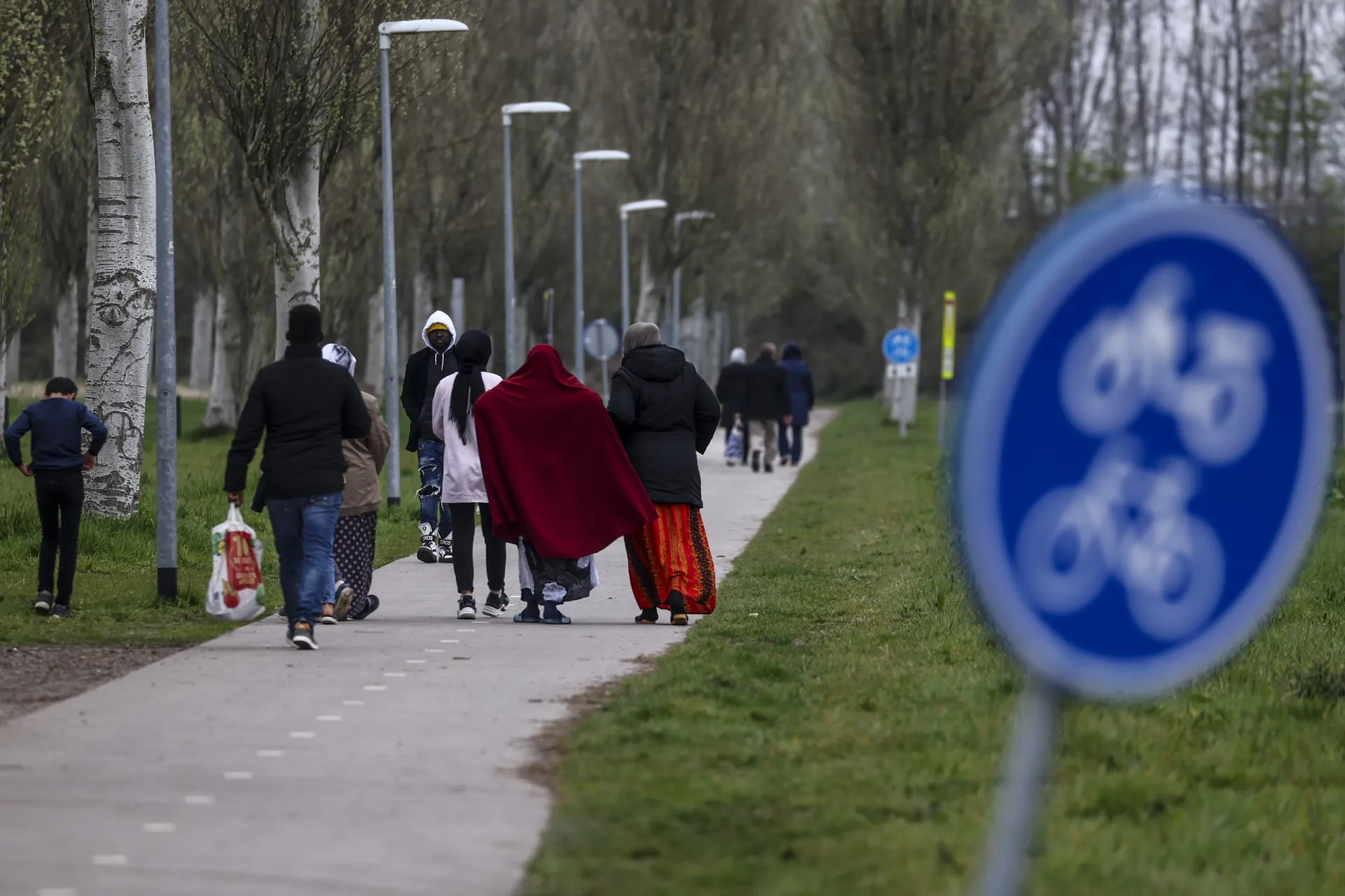 Afbeelding van IND laat tientallen asielzoekers in Ter Apel op een stoel slapen