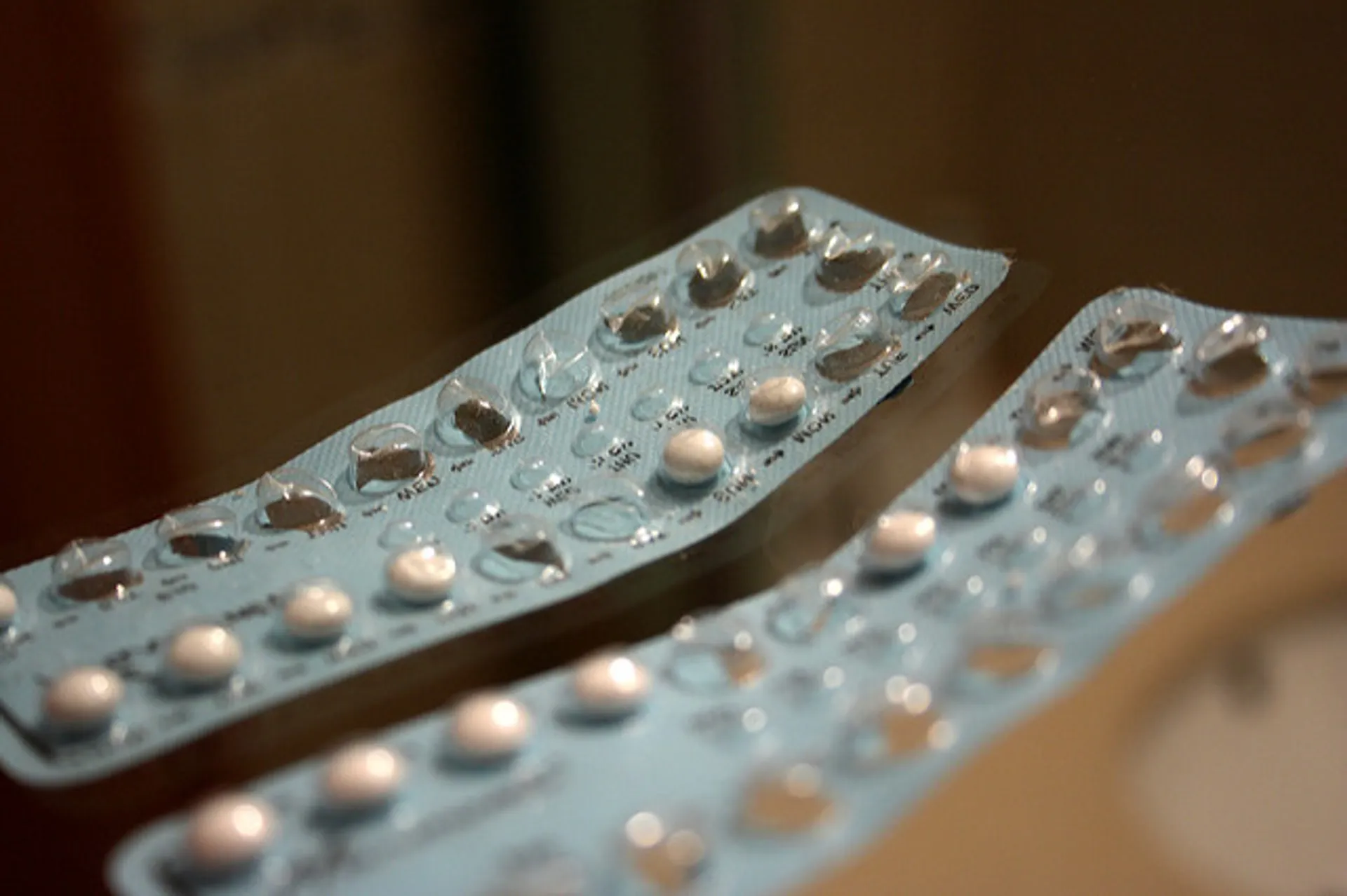 Afbeelding van #Vrouwensteunenvrouwen met een doekje voor het bloeden