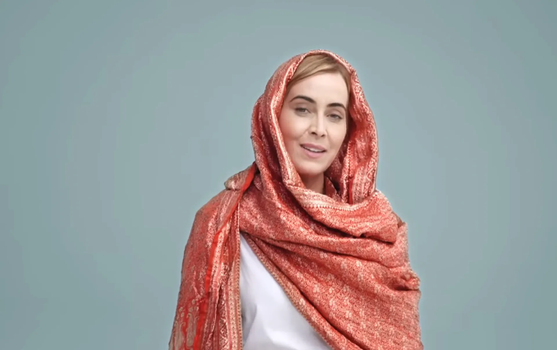 Afbeelding van Anouk kruipt in de huid van elke sterke vrouw in haar nieuwste video