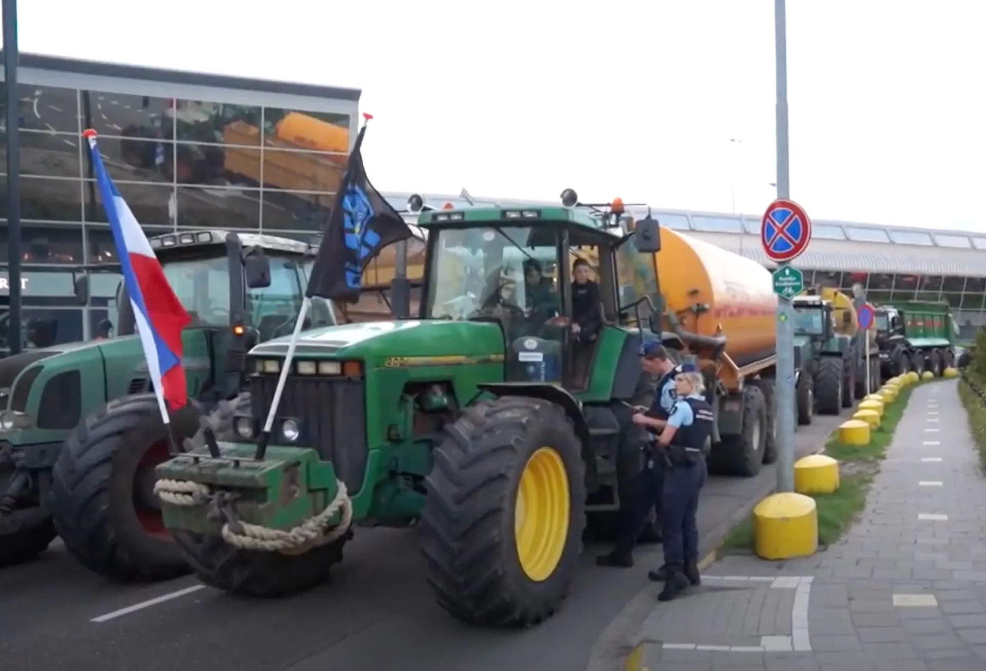 17-jarige rijdt bij boerenprotest in op marechaussee, verdacht van