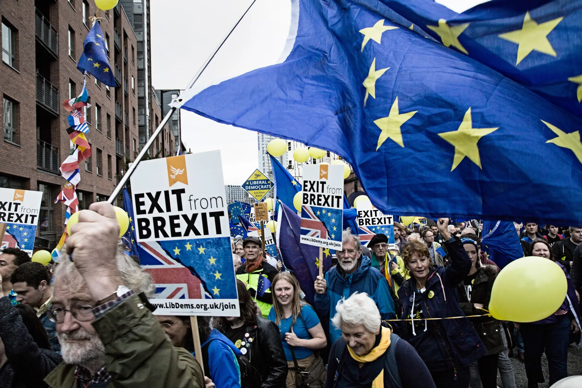 Afbeelding van Britten demonstreren massaal tegen Brexit en stuurloze premier May