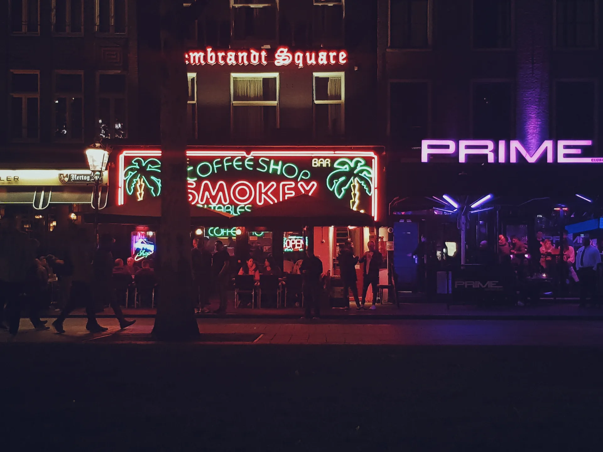 Afbeelding van Deskundige serveert Amsterdams drugsrapport Tops en Tromp af