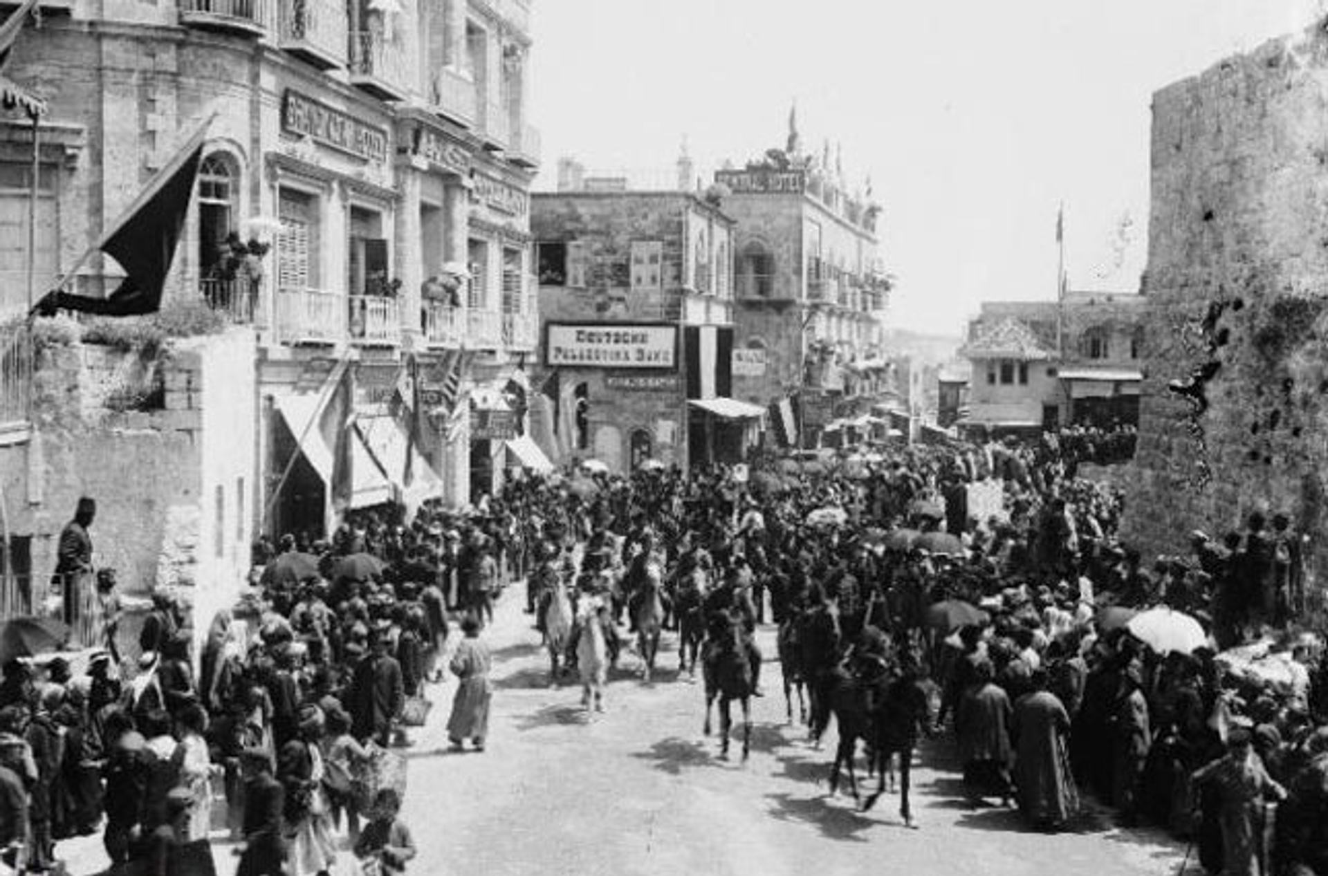 Ottoman_troops_and_Palestinians_in_Da'wud_Street,_Jerusalem,_1898