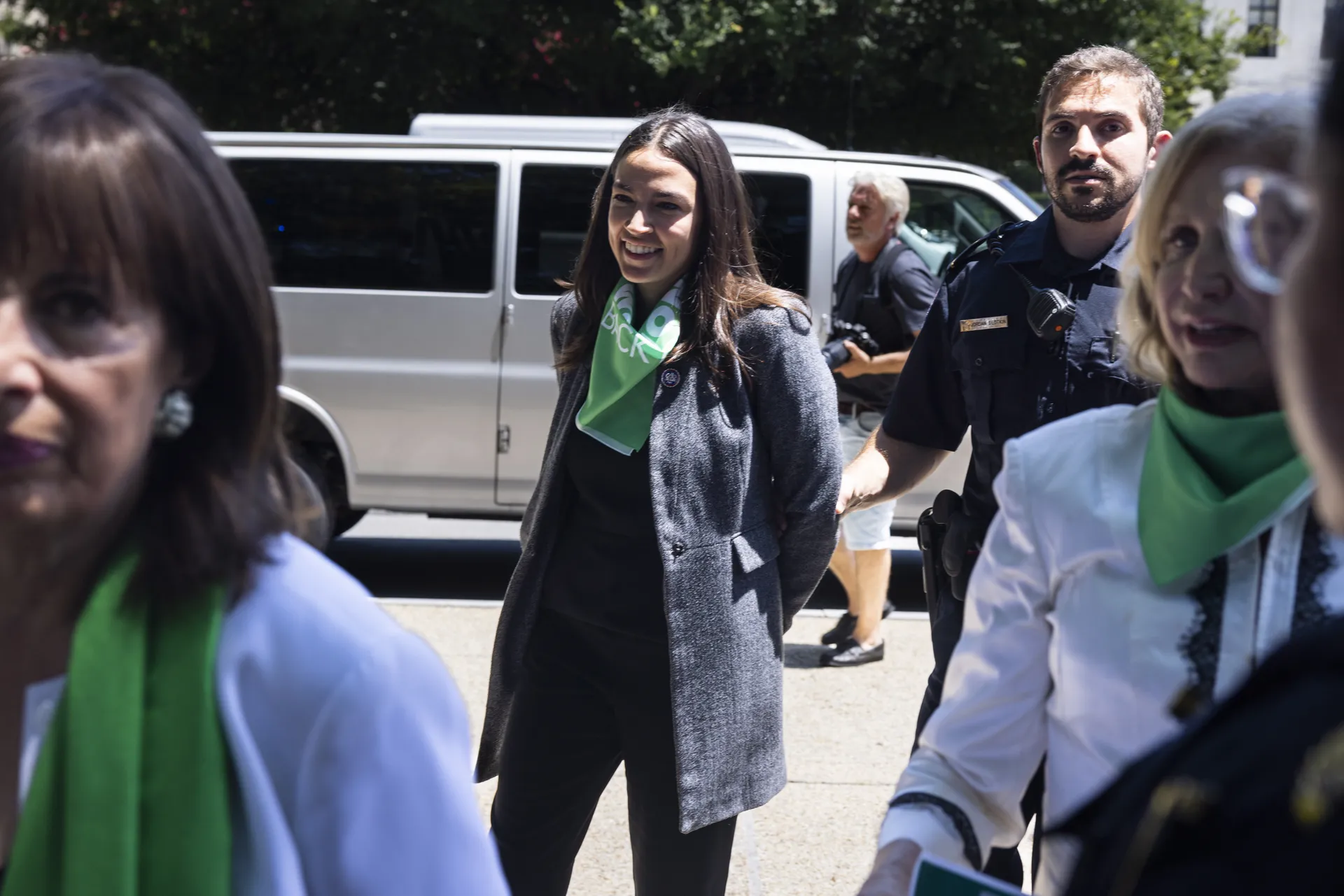 Afbeelding van AOC en andere Congresleden opgepakt bij demonstratie voor recht op abortus