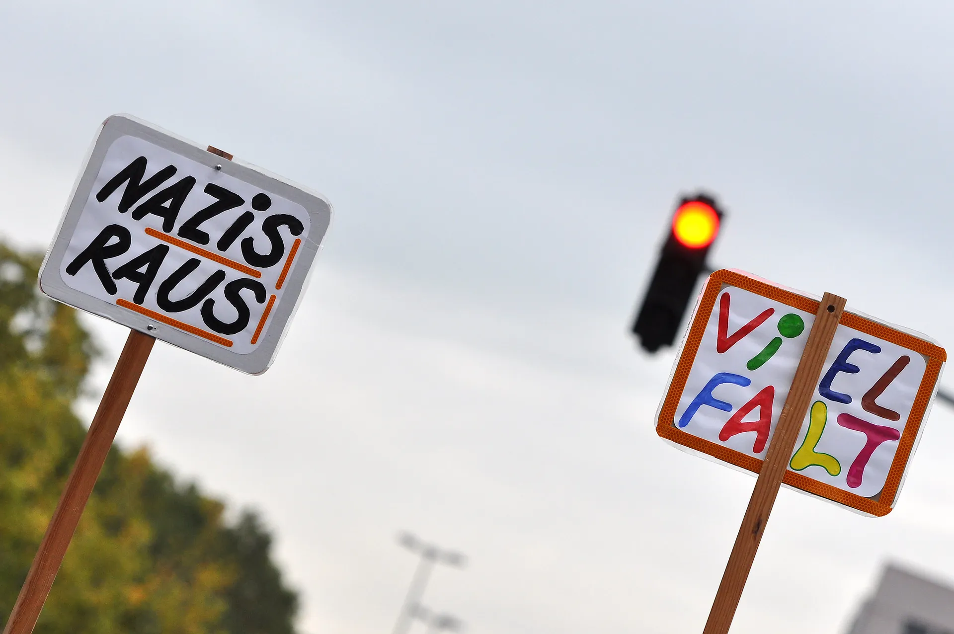 Afbeelding van Hanauers maken harde vuist tegen rechts-extremisme: 'Nazis Raus!'