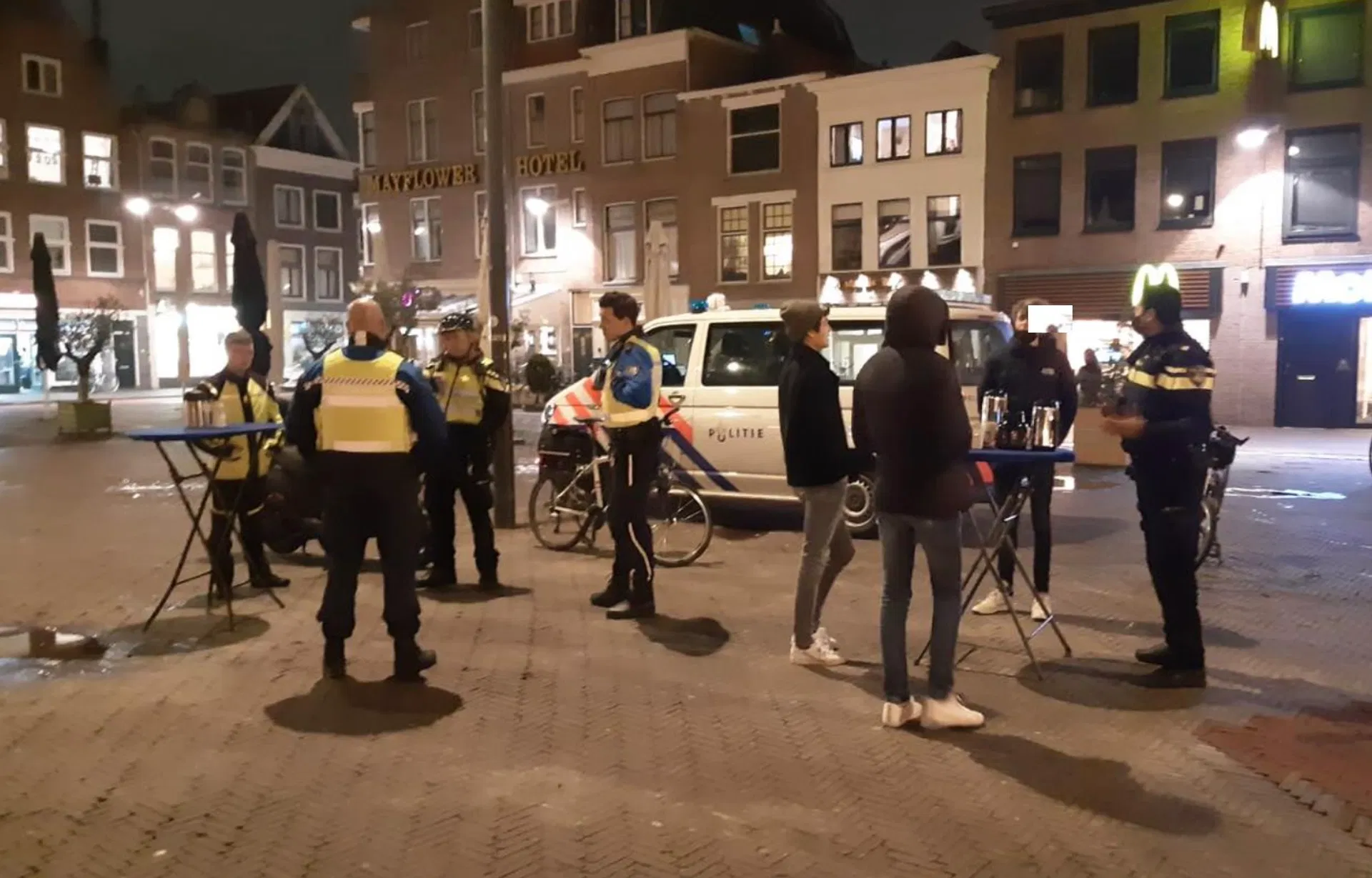 Burgemeester En Politie Leiden Voorkomen Rellen Met Koffie- En ...