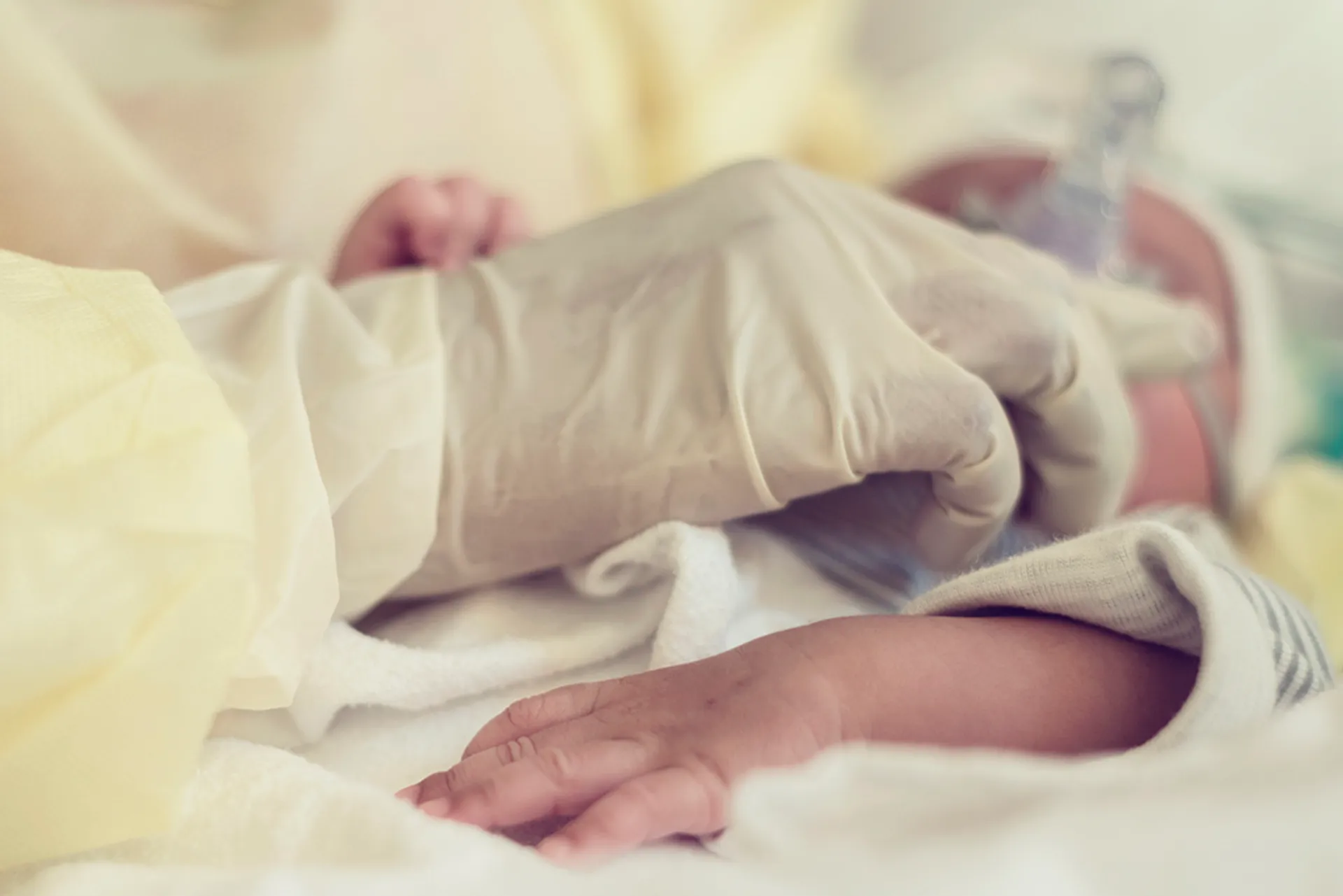 Afbeelding van Baby overleden nadat ouders alleen alternatieve voeding gaven