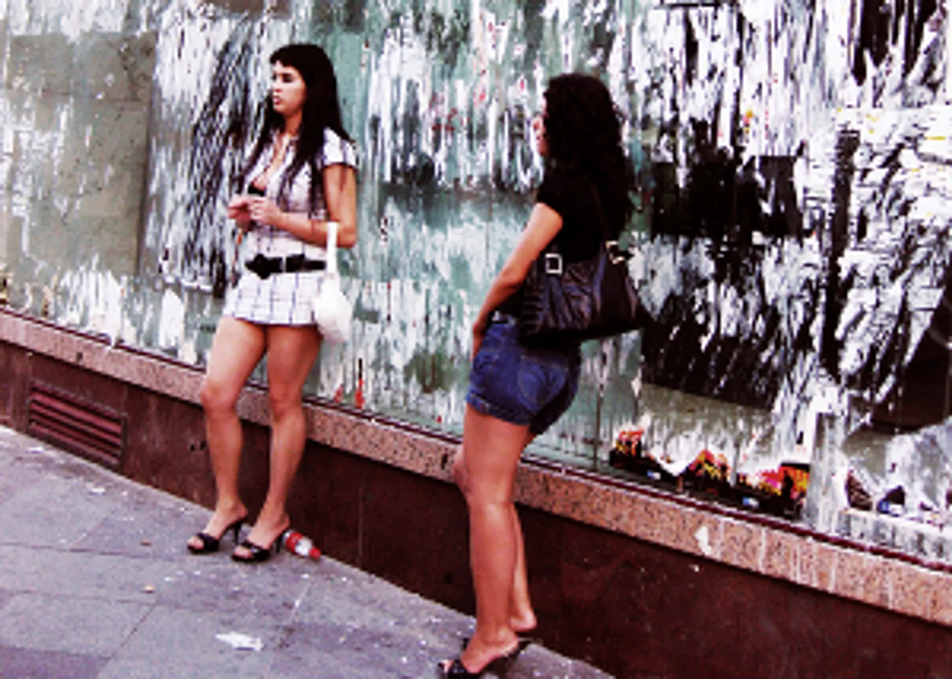 Friese gemeenten helpen bijstandsmoeder aan rijke vent - Joop - BNNVARA