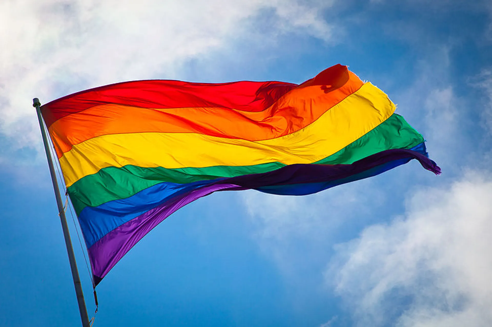 Afbeelding van SGP'ers lopen weg uit raadszaal tijdens ontvouwen regenboogvlag