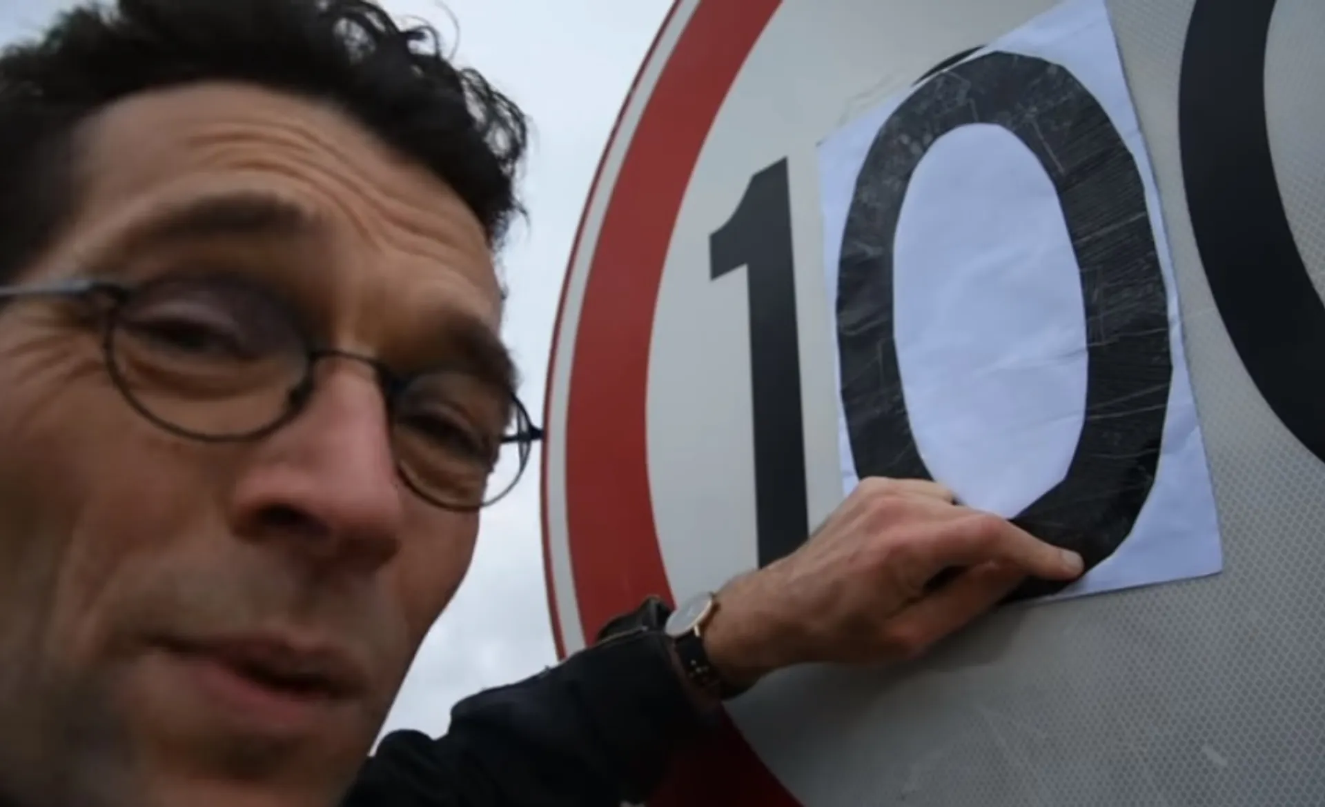 Afbeelding van Activist verlaagt maximumsnelheid eigenhandig met A4'tjes