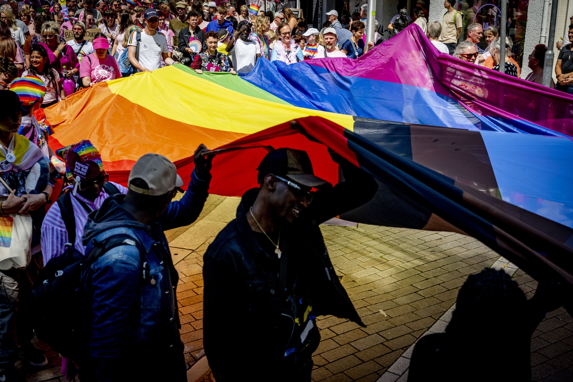 Afbeelding van In brand steken regenboogvlag loopt bijna dodelijk af, maar Nederland blijft stil