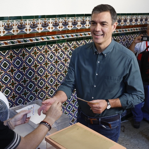 Spaanse verkiezingen: sociaaldemocraat Sánchez blijft mogelijk premier, zwaar verlies extreemrechts