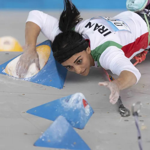 Iraanse klimster die hoofddoek afdeed verdwenen, vermoedelijk naar beruchte Evin-gevangenis overgebracht