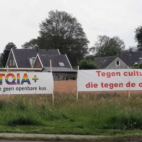 Asielzoekerhaters hangen posters in abri, uitbater haalt ze weg en gemeente neemt afstand