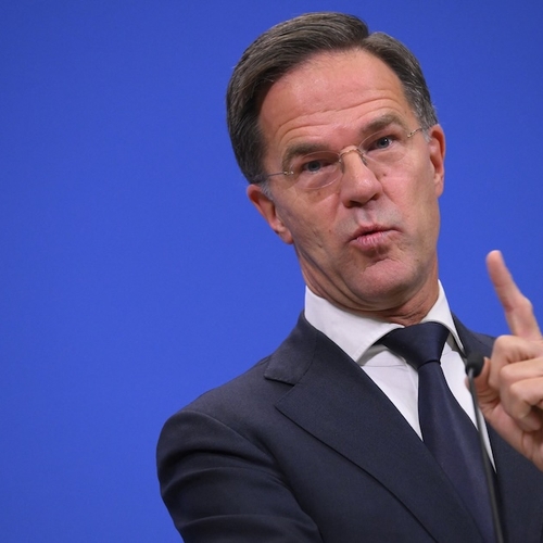 NAVO-chef Mark Rutte gaat zijn boekje volstrekt te buiten