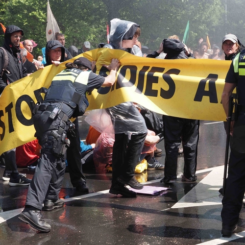 Klimaatprotest op de A12 bewijst: vrijheid van betoging staat onder druk
