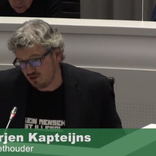 Richard de Mos compleet over de zeik door T-shirts van Haagse GroenLinks-wethouder