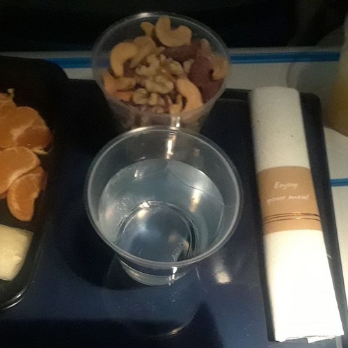 KLM geeft vegan alleen wat fruit en nootjes op vlucht van zes uur