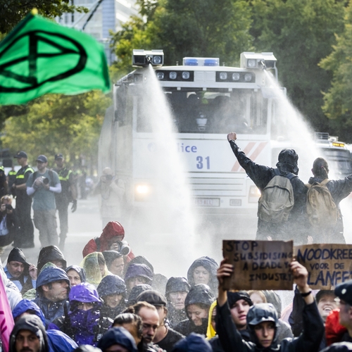 Politie zet toch weer waterkanon in tegen vreedzame klimaatdemonstranten A12