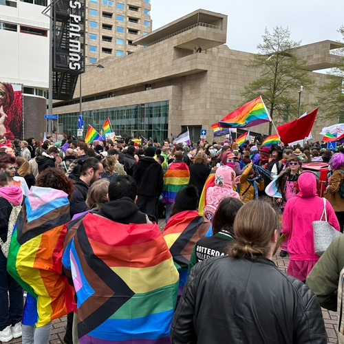 Sneue transhaters bij drag queen-voorleesmiddag volledig overstemd door kleurrijke tegendemonstranten